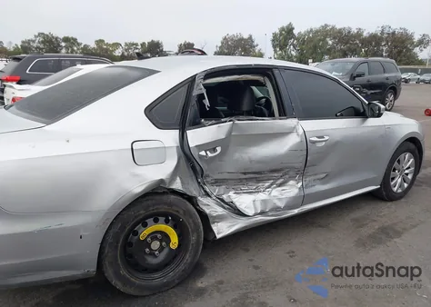 2015 Volkswagen Passat 1.8T Wolfsburg Edition z USA, uszkodzony, nr VIN 1VWAT7A38FC040621